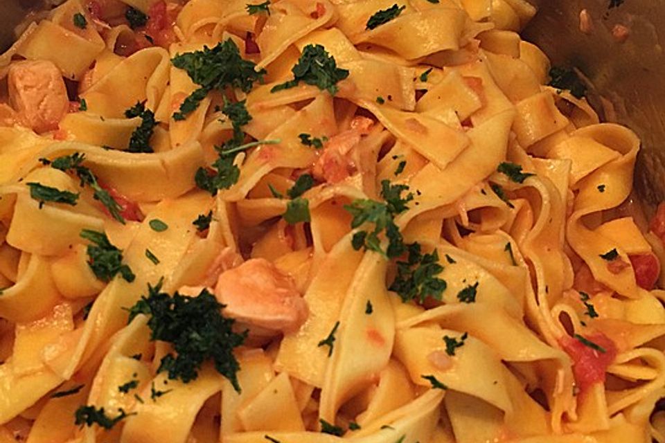 Tagliatelle al Salmone