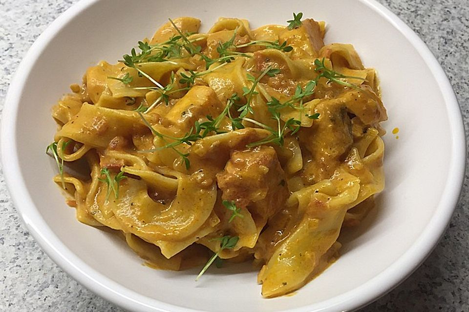 Tagliatelle al Salmone