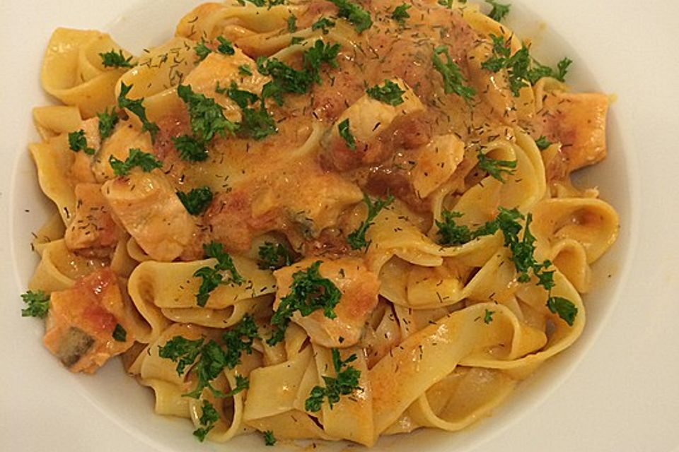 Tagliatelle al Salmone