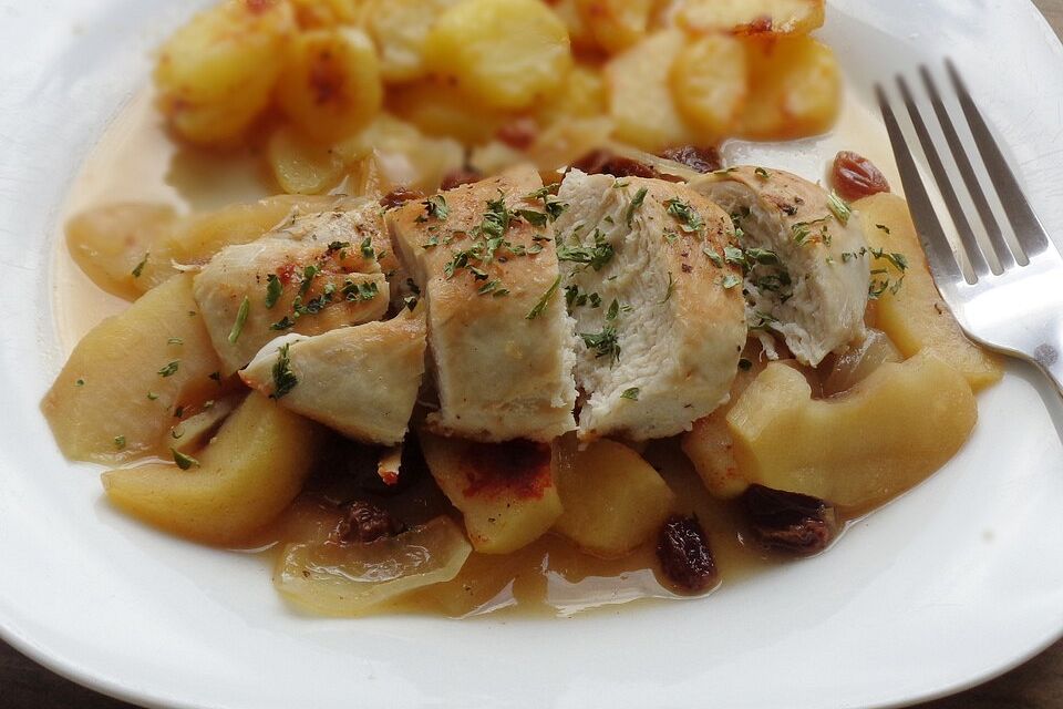 Hähnchenbrustfilet mit Apfel-Zwiebel-Gemüse