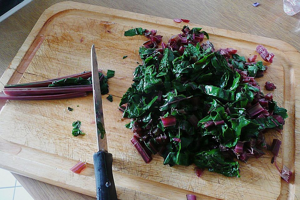 Rote Bete-Blätter in Meerrettichsauce