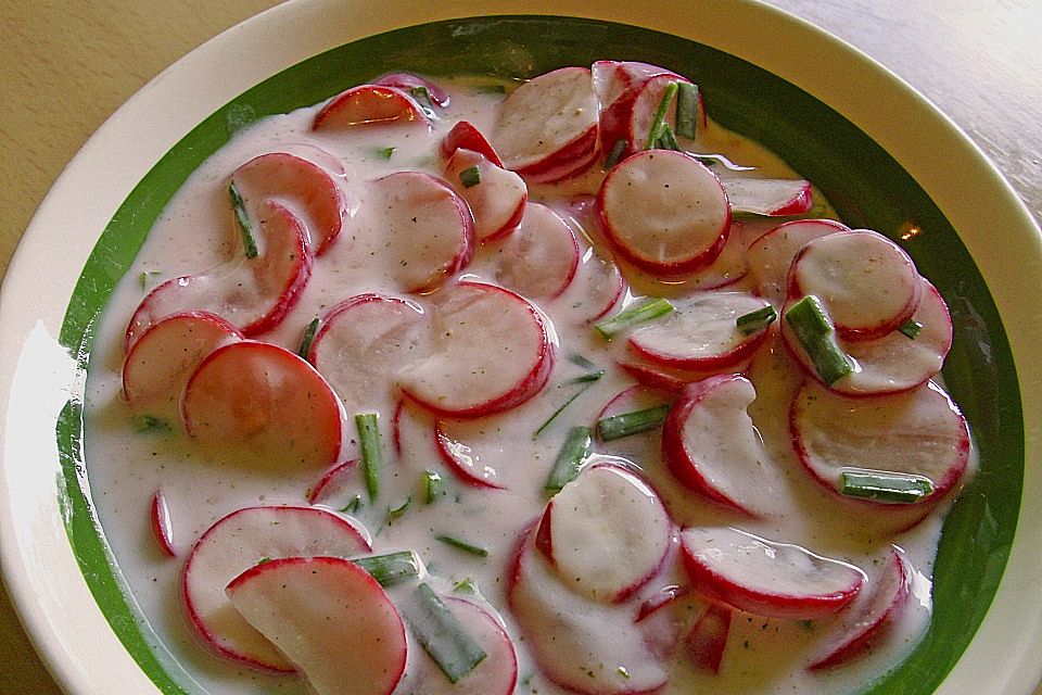 Radieschensalat mit Joghurt und Schnittlauch