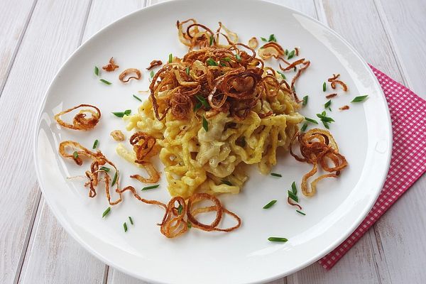 Käsespätzle mit 3erlei Käse, Röstzwiebeln und Salat von BioMarkus ...