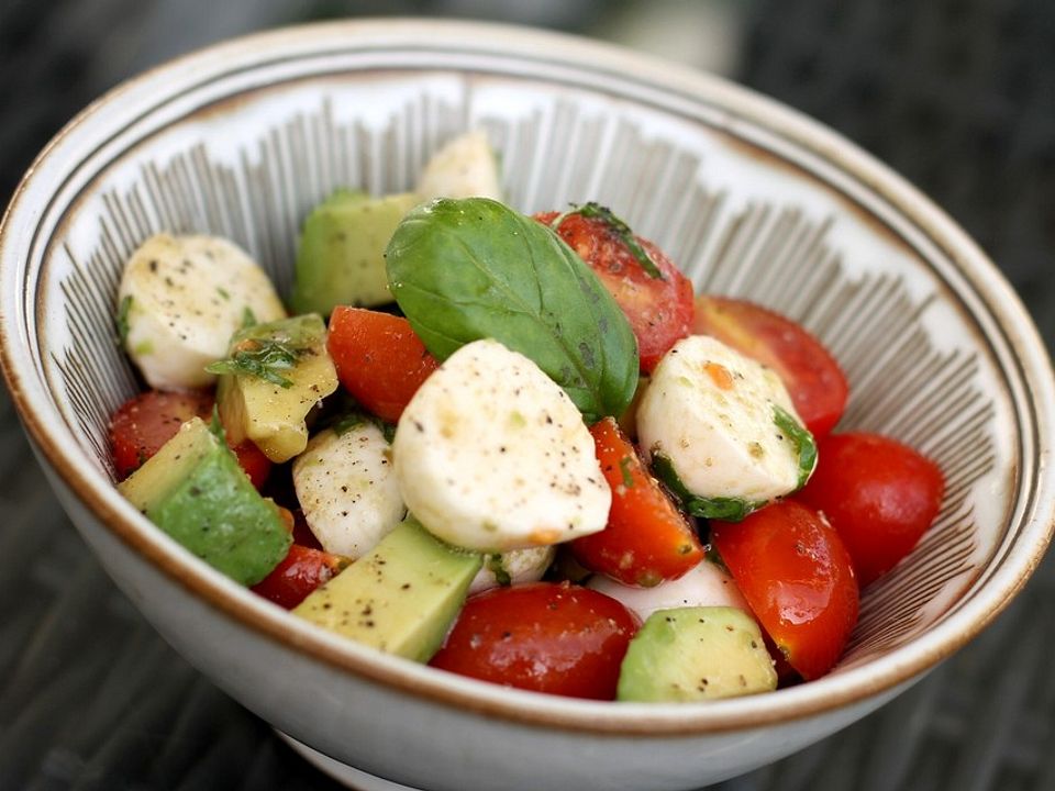 Tomate-Mozzarella-Avocado Salat von Laryhla | Chefkoch