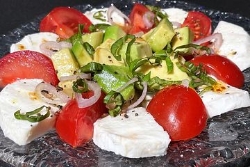 Tomate-Mozzarella-Avocado Salat
