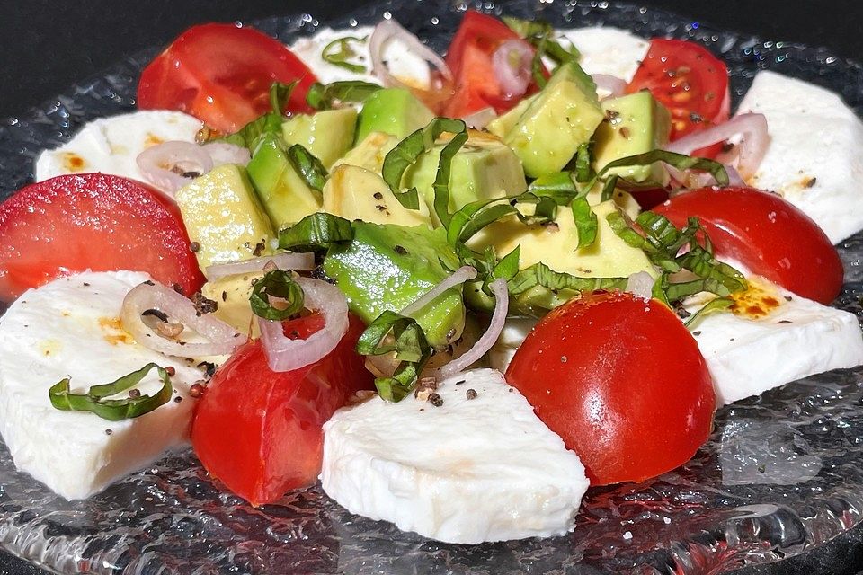 Tomate-Mozzarella-Avocado Salat