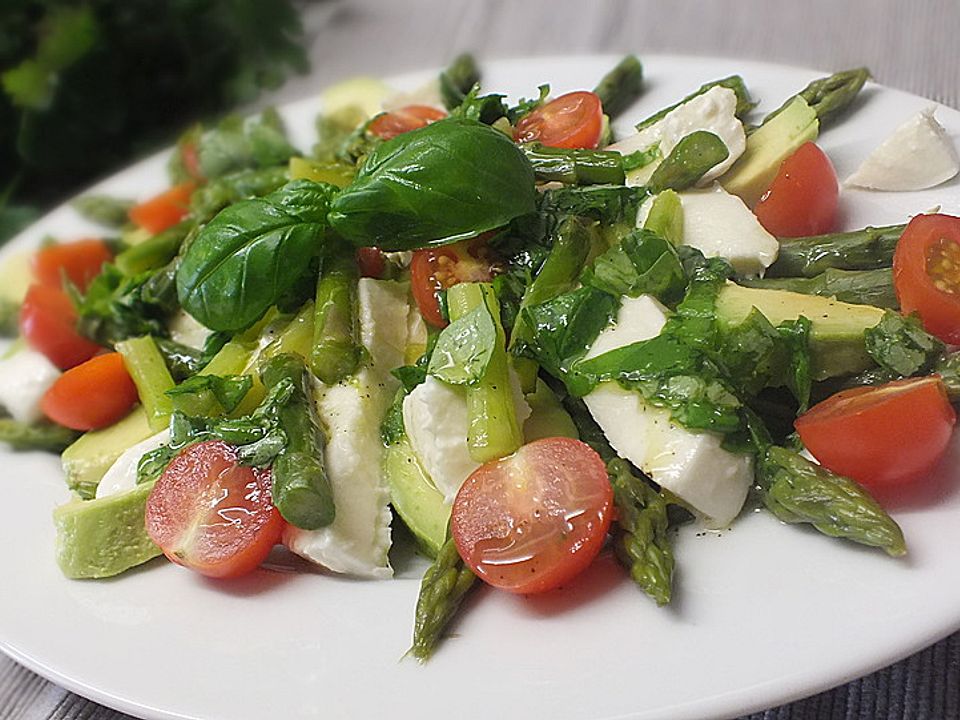 Tomate-Mozzarella-Avocado Salat von Laryhla| Chefkoch