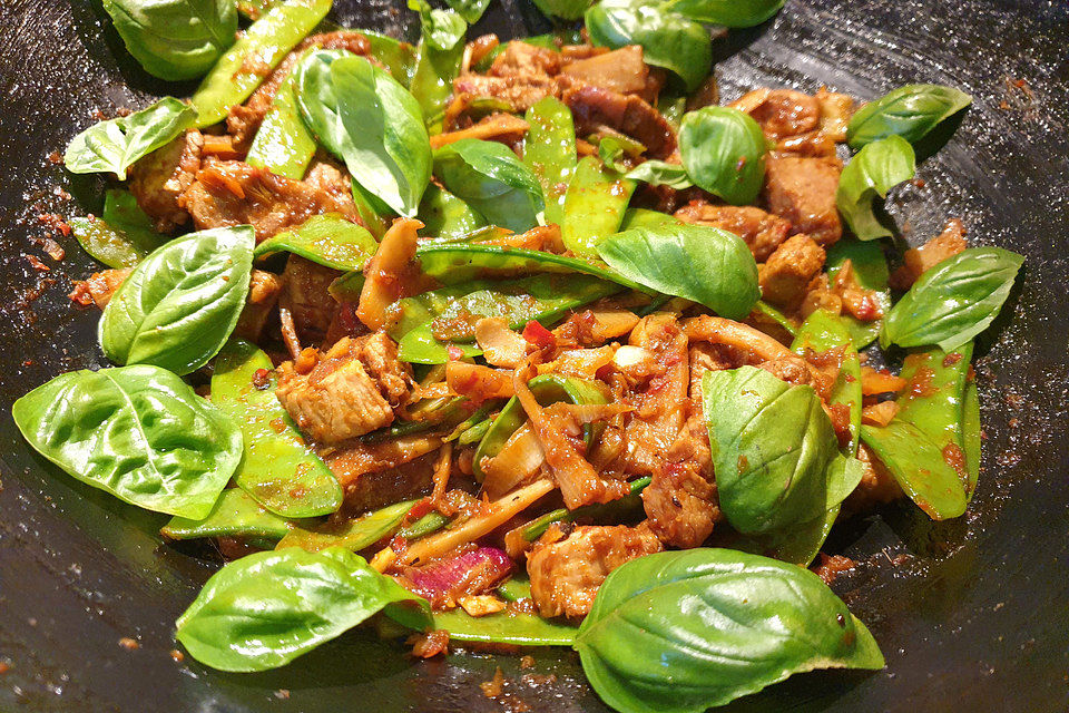 Schweinefilet mit Chilipaste und Basilikum