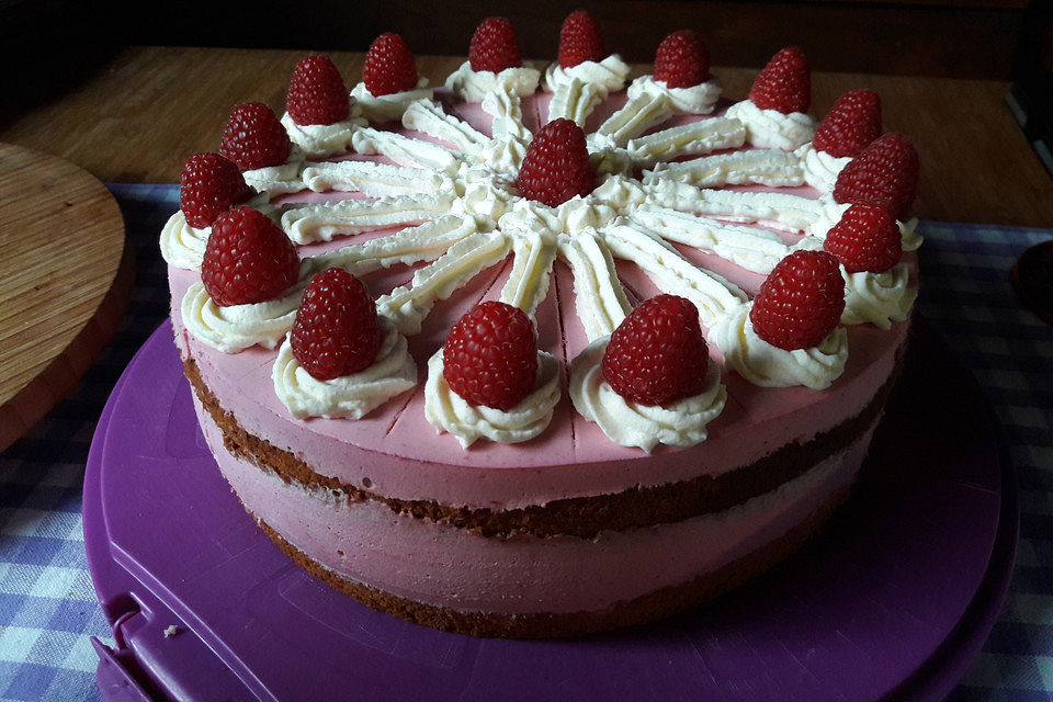 Quarksahnetorte mit Himbeeren