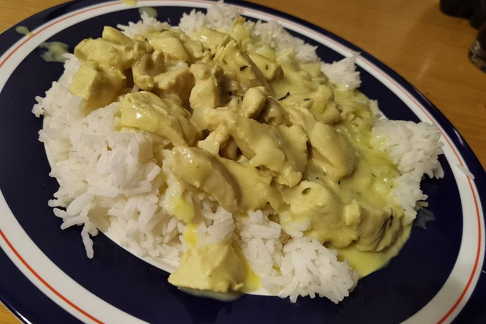 Hähnchen-Curry auf Nudeln