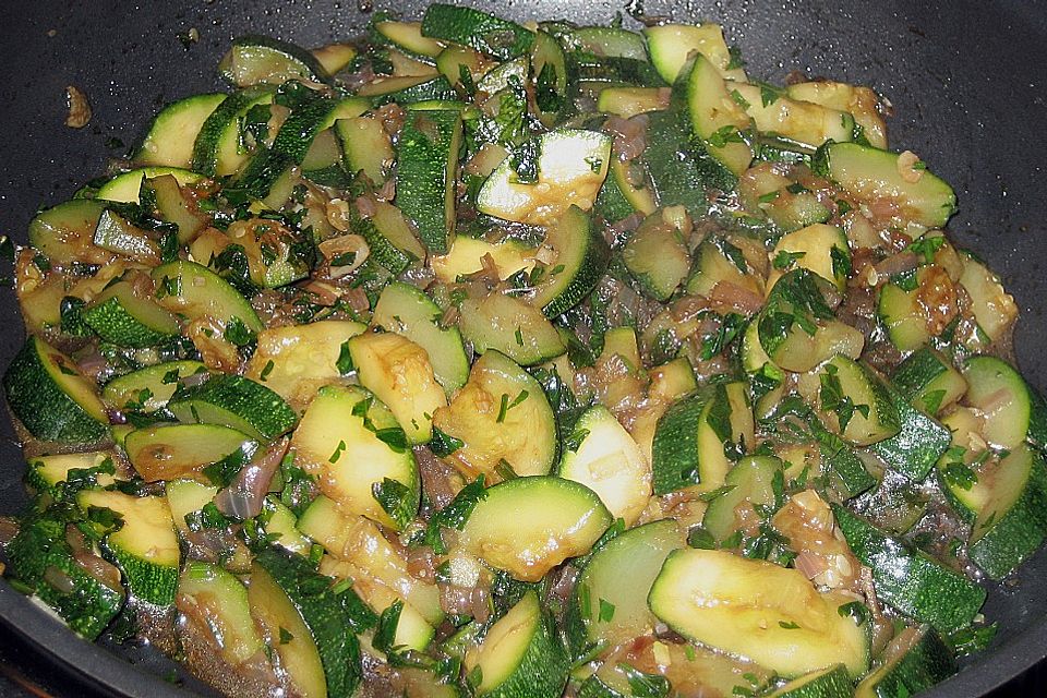 Geschmorte Zucchini mit Balsamico