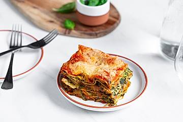 Vegetarische Spinat-Gemüse-Lasagne mit Tomatensoße