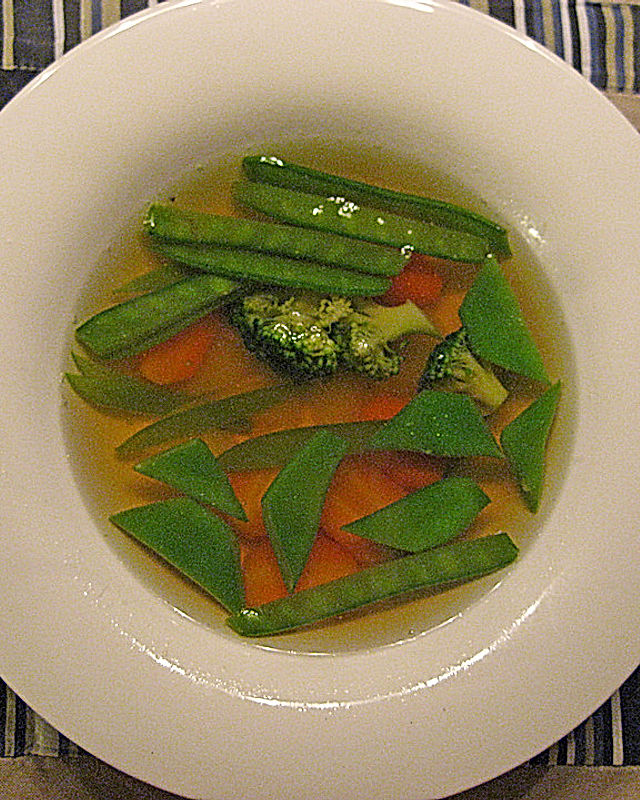 Gemüse-Essenz und Gemüse-Consommé