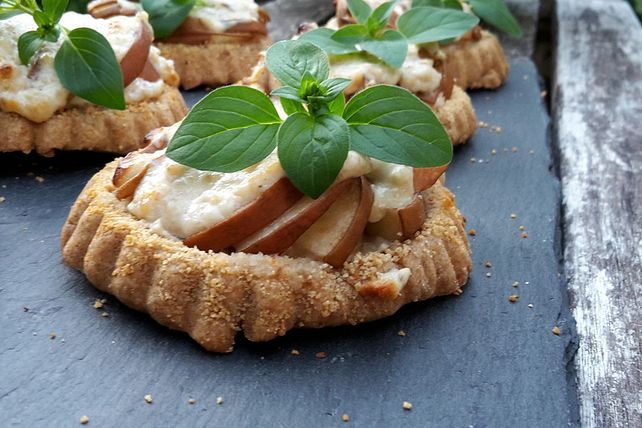 Kleine Birnen-Ziegenkäse-Tartes mit Walnüssen von gloryous| Chefkoch