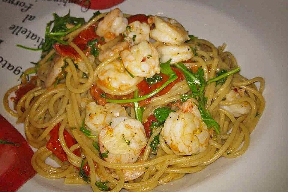 Scampi auf Pasta an Vanilletomaten mit Rucola