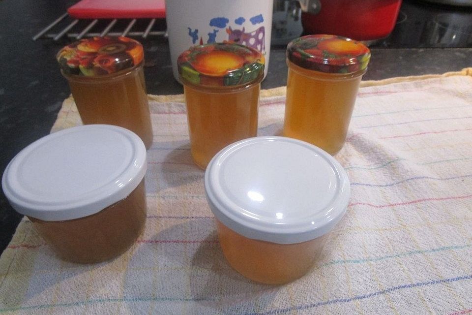 Marmelade mit Bananen, hellen Trauben und Weißwein