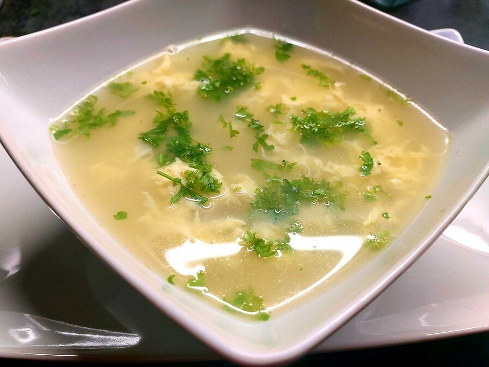 Muttis einfache klare Blumenkohlsuppe mit Ei von blondesDornröschen ...