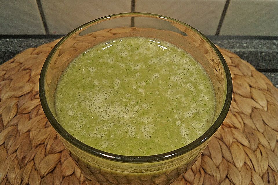 Grüner Birnen-Joghurtshake mit Banane