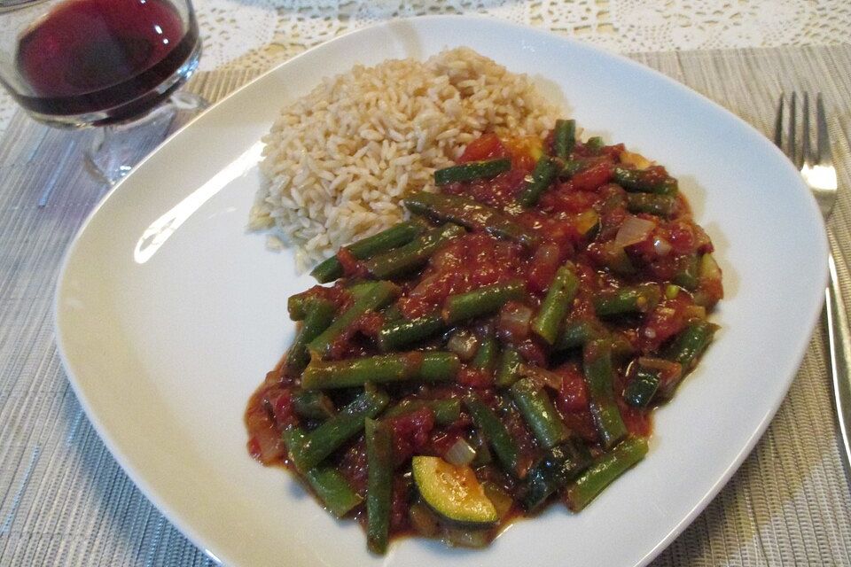 Zucchini-Gemüse mit grünen Bohnen und Tomaten