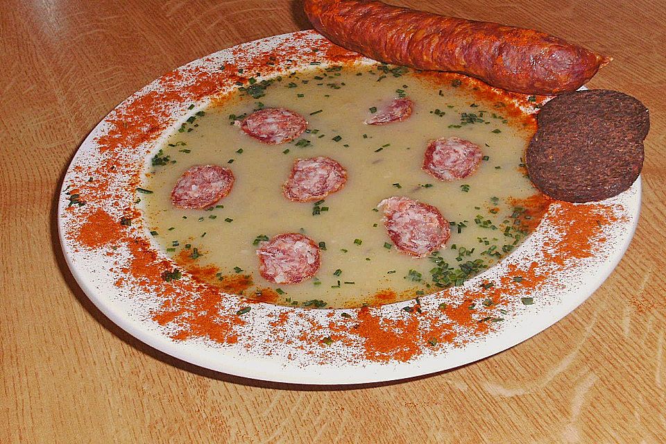 Deftige Kartoffelsuppe mit geräucherten Mettwürstchen oder Cabanossi