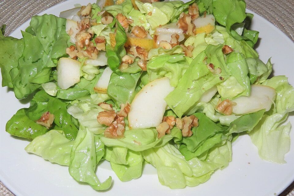 Kopfsalat mit  Birnen und Walnüssen