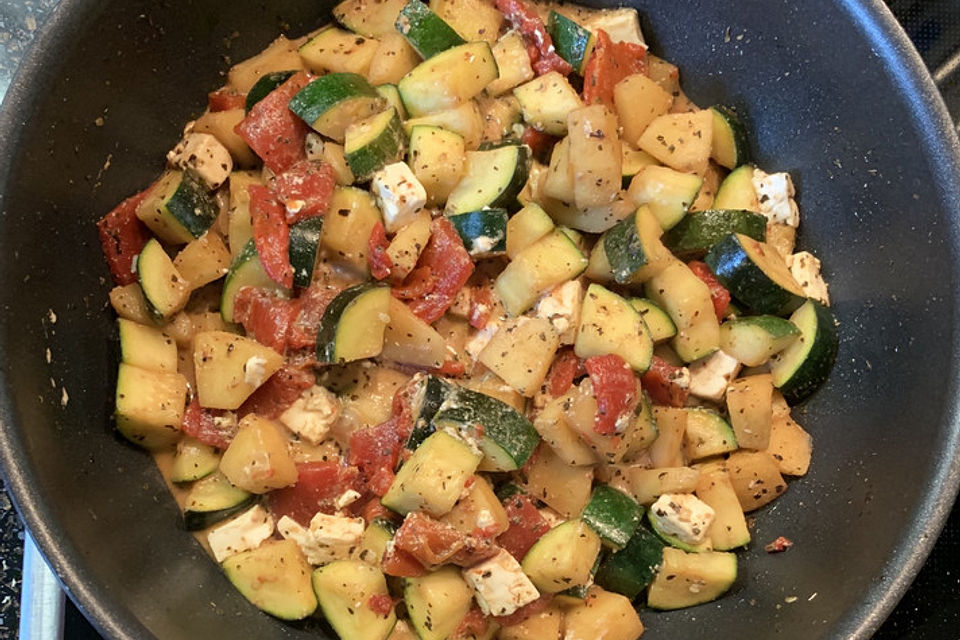 Zucchini mit Feta, Apfel und Mandarinen