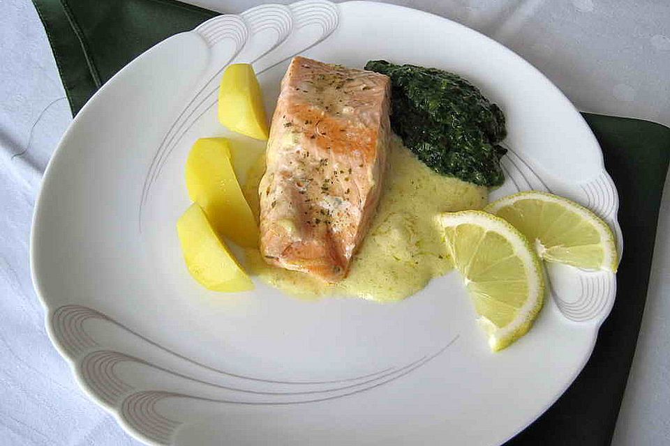 Lachs in Zitronensauce mit Spinat und Kartoffeln