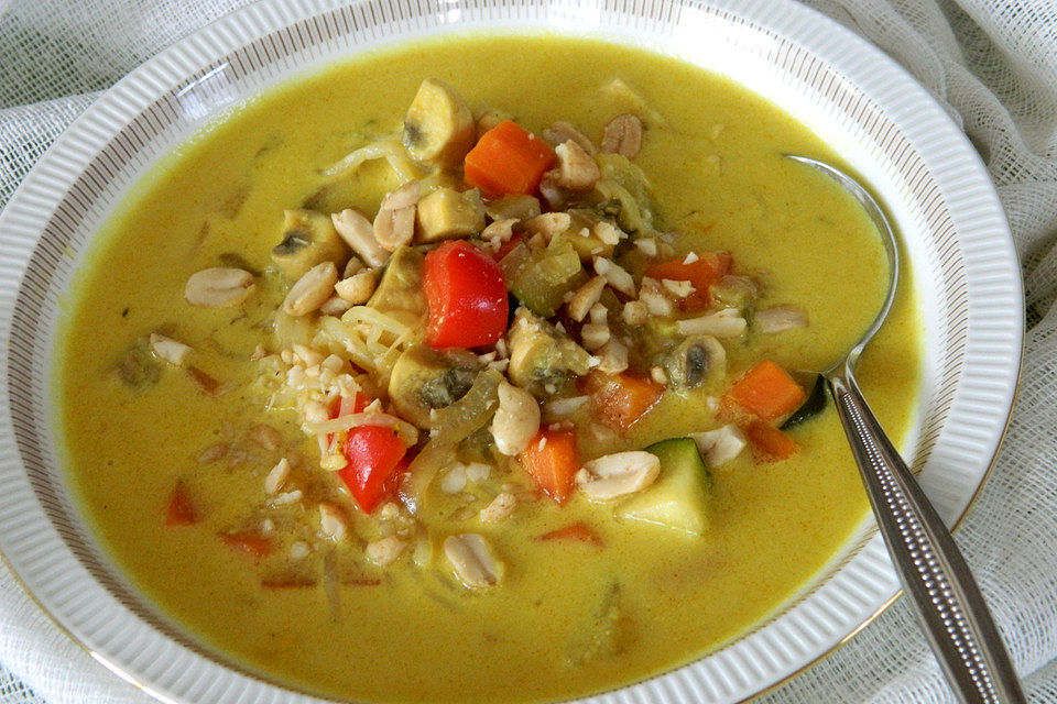 Asiatische Kokos-Gemüse-Suppe mit Erdnüssen