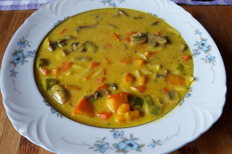 Asiatische Kokos-Gemüse-Suppe mit Erdnüssen