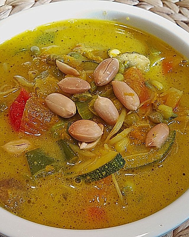 Asiatische Kokos-Gemüse-Suppe mit Erdnüssen