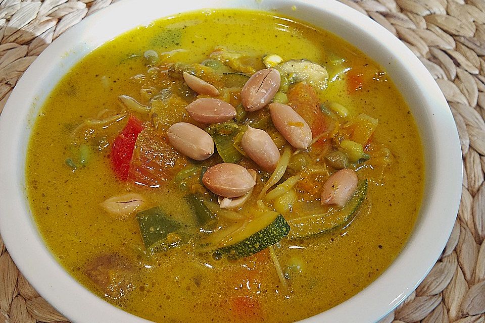 Asiatische Kokos-Gemüse-Suppe mit Erdnüssen