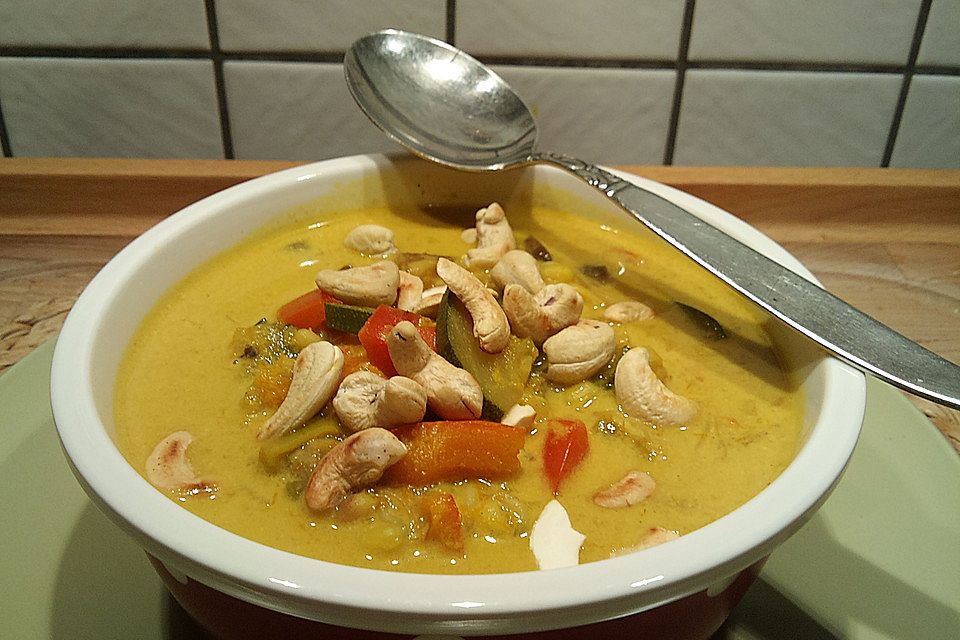 Asiatische Kokos-Gemüse-Suppe mit Erdnüssen