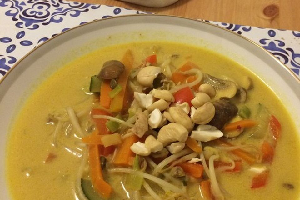 Asiatische Kokos-Gemüse-Suppe mit Erdnüssen