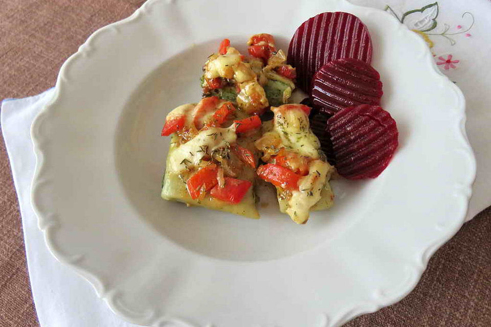 Überbackene Maultaschen mit Baked Beans und Paprika