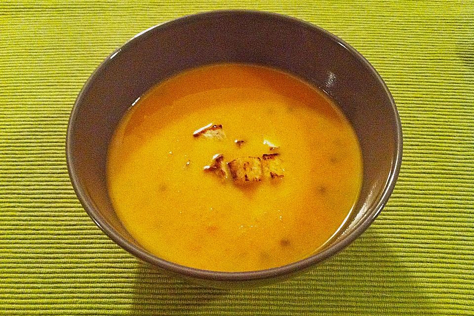 Karottensuppe mit Linsen und Tofuwürfeln