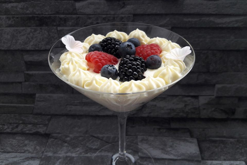 Topfencreme mit Beeren