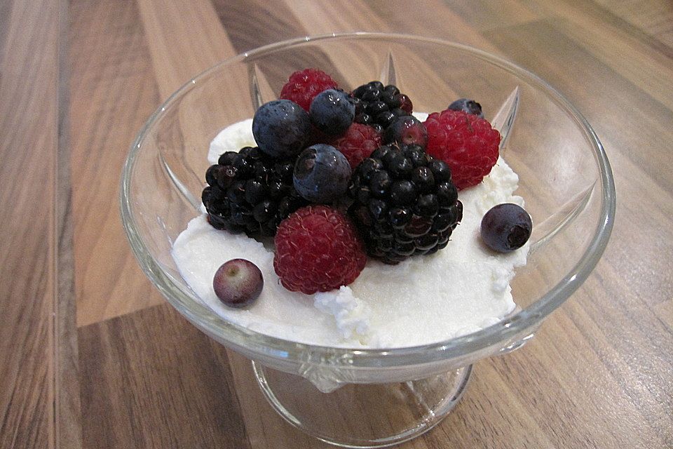 Topfencreme mit Beeren