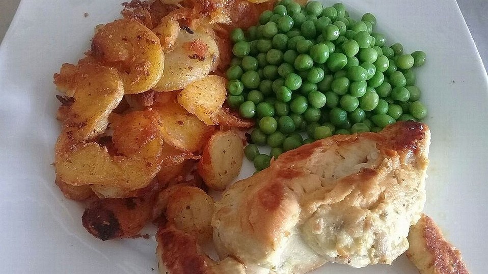 Geschmorte Hähnchenbrust mit Erbsen aus dem Ofen von Stiermädchen