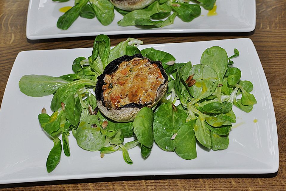 Champignons auf Feldsalat