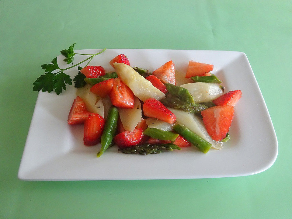 Bunter Spargelsalat mit Erdbeeren von Soloman| Chefkoch