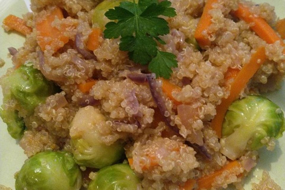 Möhren-Zwiebel-Rosenkohl mit Couscous aus dem Wok