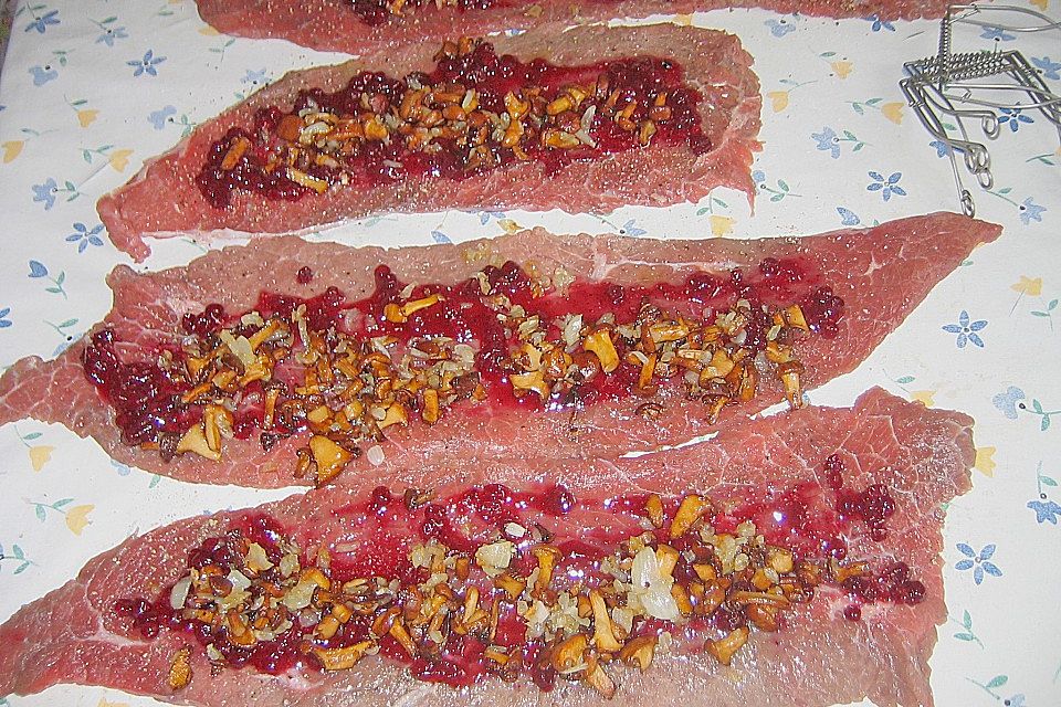 Rouladen mit Preiselbeer - Pfifferlingsfüllung