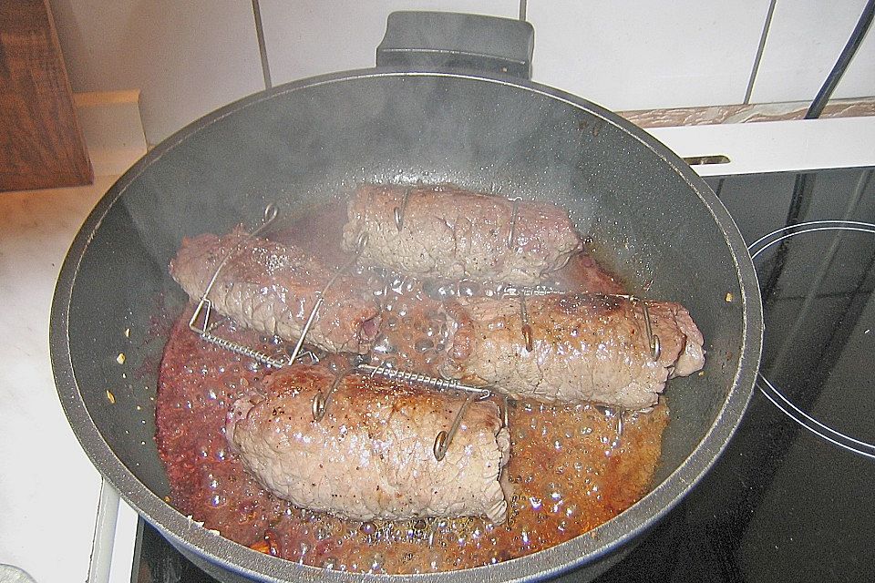 Rouladen mit Preiselbeer - Pfifferlingsfüllung