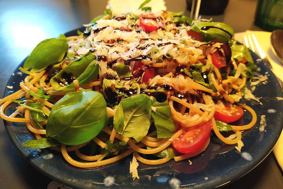 Spaghetti an Rucola, Kirschtomaten und Balsamicocreme