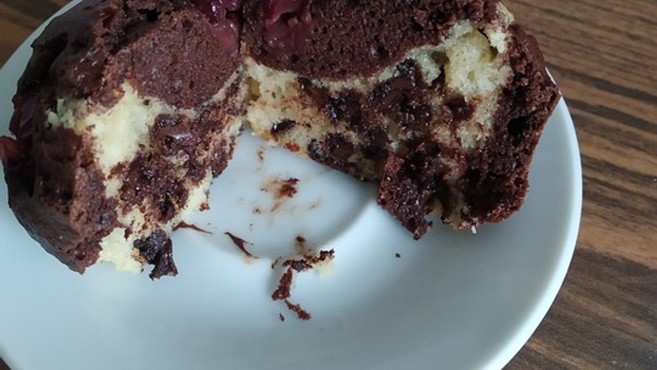 Marmormuffins mit Kirschen und Schokoladenkern von trixily Marmormuffins mit Kirschen und Schokoladenkern von trixily