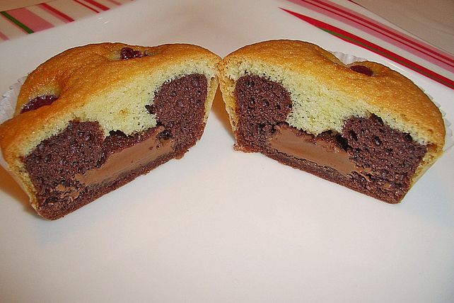 Marmormuffins mit Kirschen und Schokoladenkern von trixily| Chefkoch