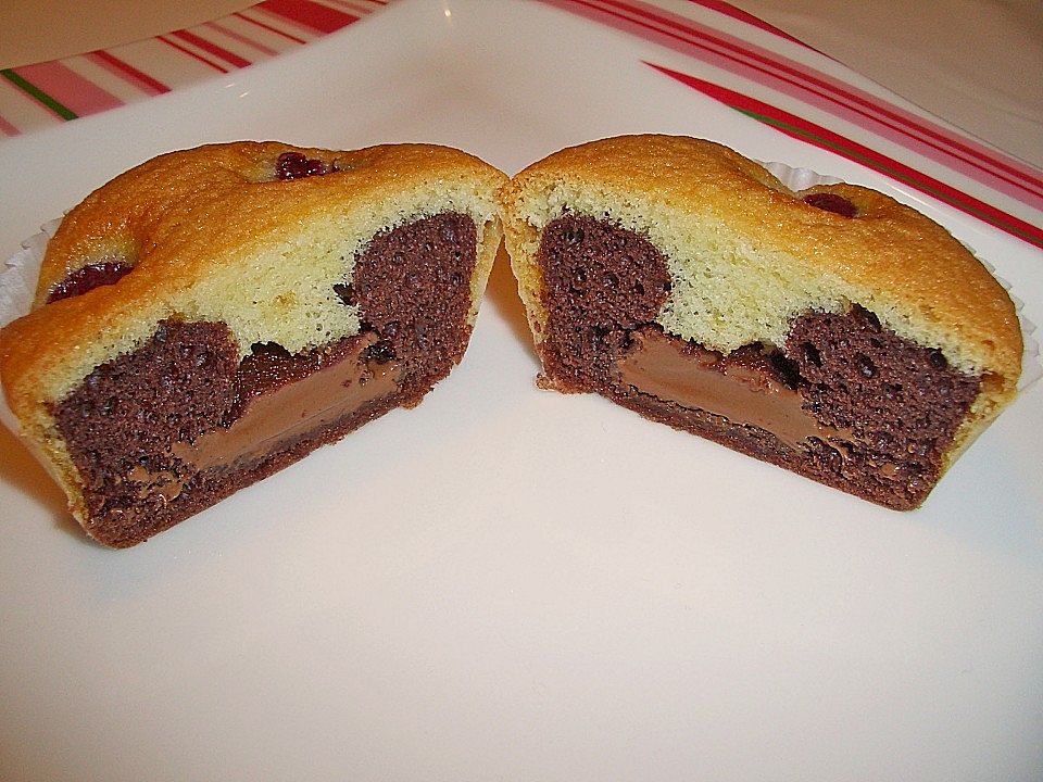 Marmormuffins mit Kirschen und Schokoladenkern von trixily| Chefkoch
