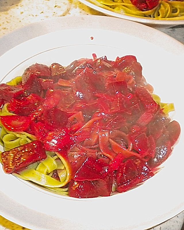 Ernies grüne Tagliatelle mit  Rote Bete-Meerrettich-Sauce