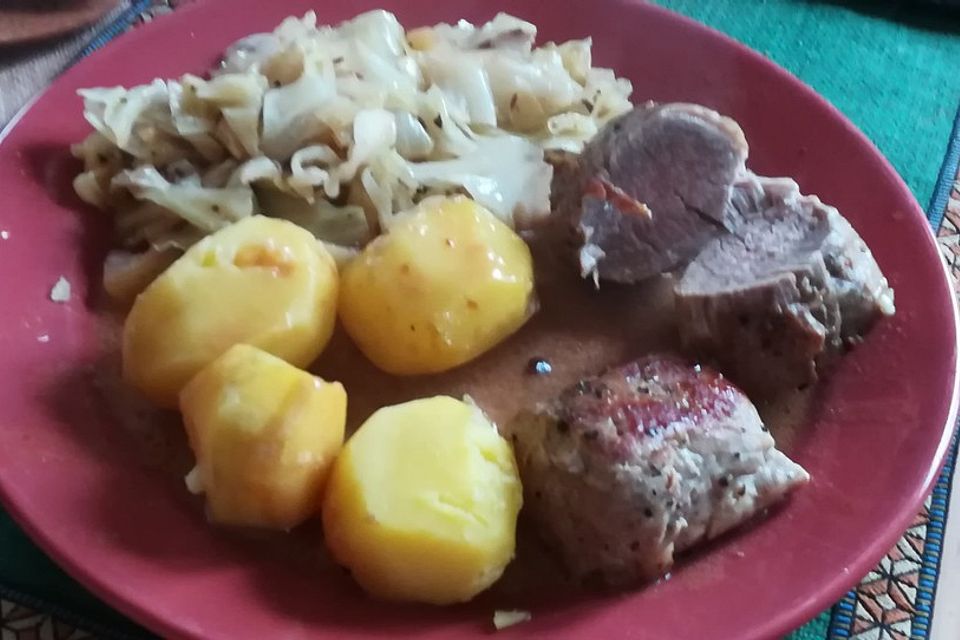 Schweinefleisch mit Äpfeln und Erdäpfeln (Kartoffeln)