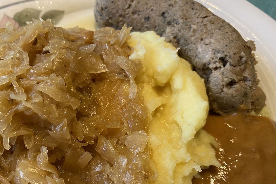 Sauerkraut mit Blut- und Leberwurst